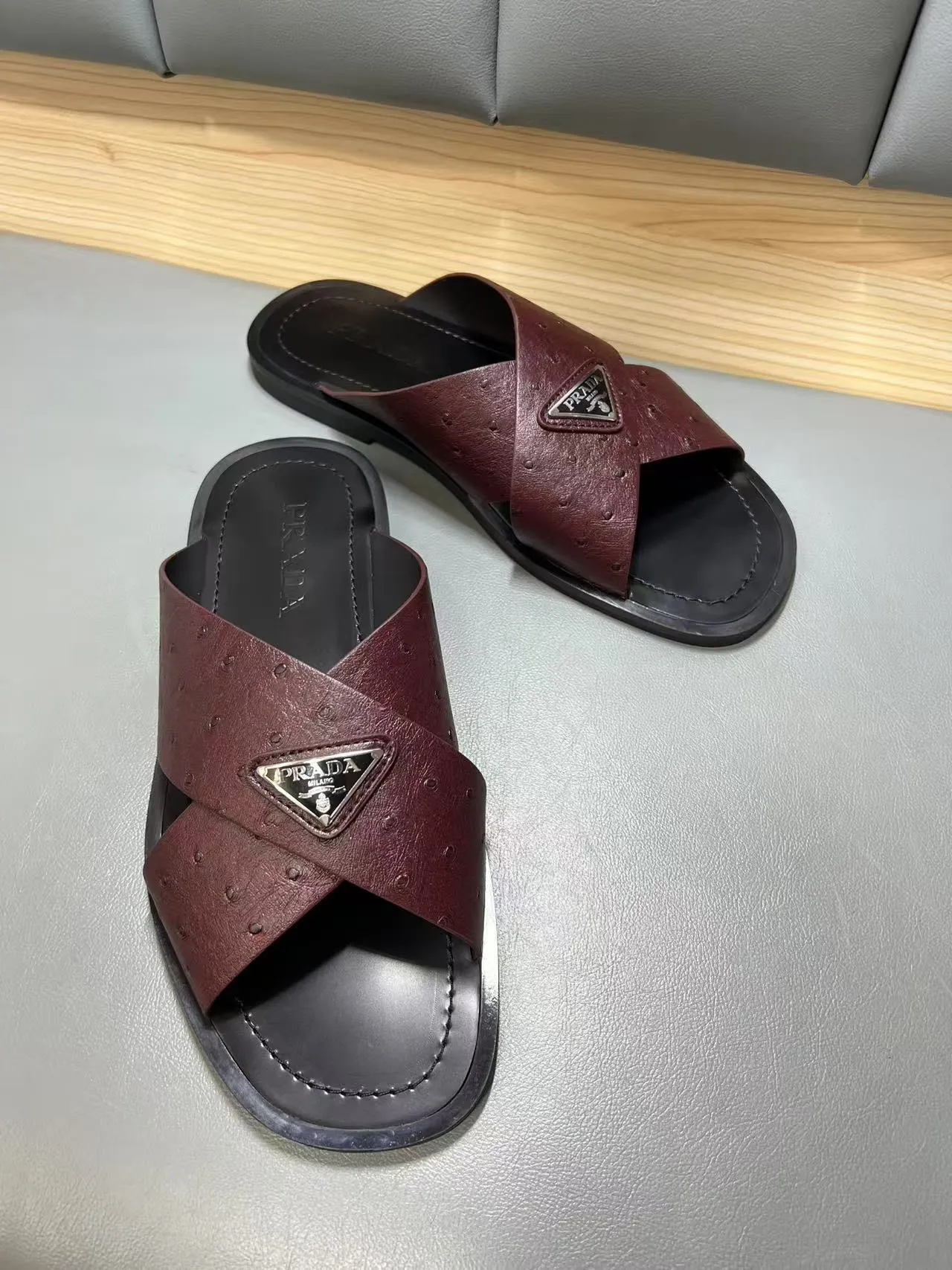 340💰PRADA Prada’s latest slippers are synchronized with the official website. This slipper is made of the brand’s unique and iconic Saffiano leather. The brand logo jumps out from the double straps, and the brand style is clearly visible. Cowhide gives men elegant charm and functional design, making it an ideal choice for vacation and leisure. Size:38-45